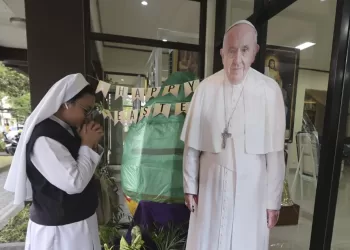 Global tributes pour in to honour Pope Francis after his death