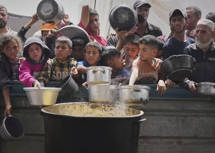 Desperate children and adults in Gaza struggle to get food as Israel blocks aid 1 - Egyptian Gazette