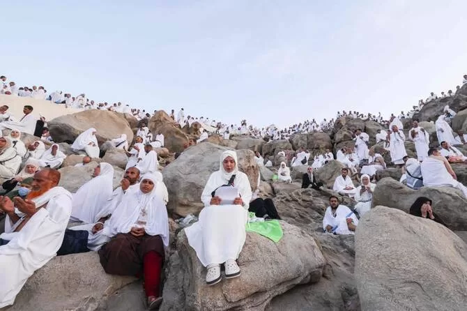 Pilgrims climbing Mount Arafat during Hajj 2 - Egyptian Gazette Pilgrims climbing Mount Arafat during Hajj 1 - Egyptian Gazette