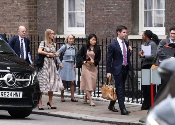 US and Chinese officials meet in London for pivotal trade talks