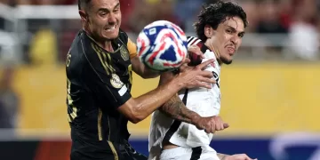 Flamengo stay unbeaten, set up Bayern clash