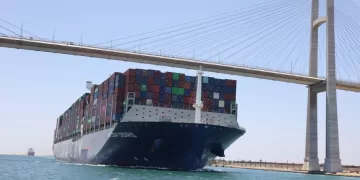 Giant container ships begin gradual return to Suez Canal