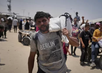 Palestinians face perilous journeys for food in Gaza