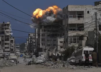 ’Israeli tanks and snipers opened fire on a crowd seeking aid in Gaza’