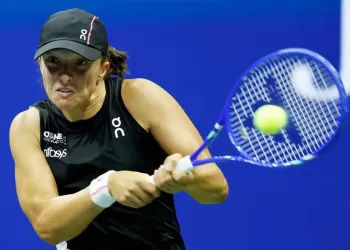 Sinner, Swiatek power into US Open 16