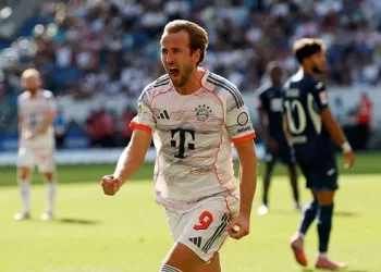 Kane treble helps Bayern extend perfect Bundesliga start