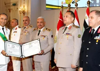 Defense minister honors retired military commanders