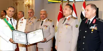 Defense minister honors retired military commanders