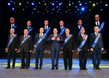 President Sisi poses for photo op with October War veterans