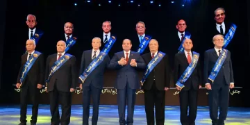 President Sisi poses for photo op with October War veterans