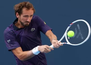 Medvedev rolls on in Shanghai