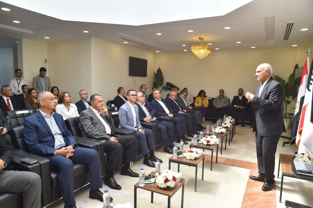 Министр инвестиций осматривает порт 4 - египетская газетта Айн Сохна Министр инвестиций осматривает порт 3 - египетская газетта Айн Сохна