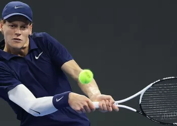 Sinner marches into Paris quarters