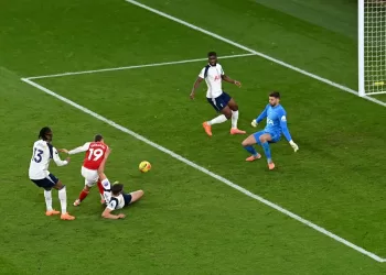 Arsenal extends Premier League lead