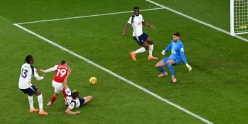 Arsenal extends Premier League lead