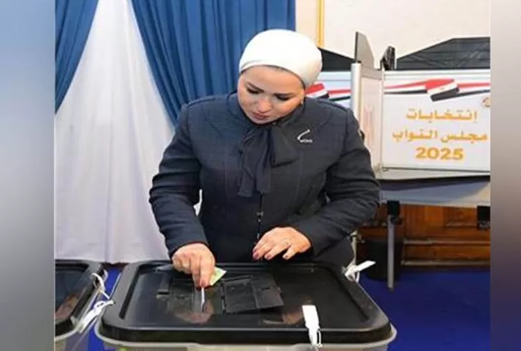 Entissar El Sisi casts ballot in parliamentary elections 2 - Egyptian Gazette Entissar El Sisi casts ballot in parliamentary elections 1 - Egyptian Gazette