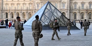 2 Louvre heist suspects had prior theft conviction together, Paris prosecutor says