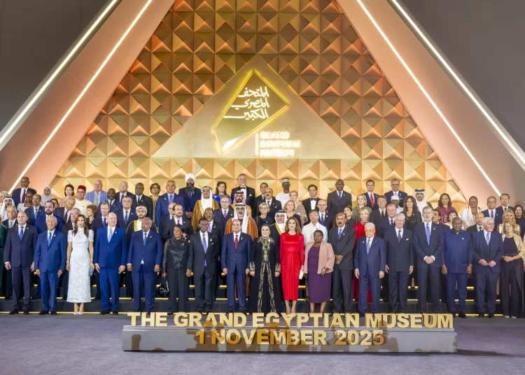 Сиси и первая леди позируют для фотосессии с лидерами, присутствовавшими на открытии GEM 2 - Egypt Gazette Сиси и первая леди позируют для фотосессии с лидерами, присутствовавшими на открытии GEM 1 - Egypt Gazette