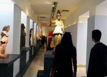 Thieves steal ancient Roman-era statues from the national museum in Syria