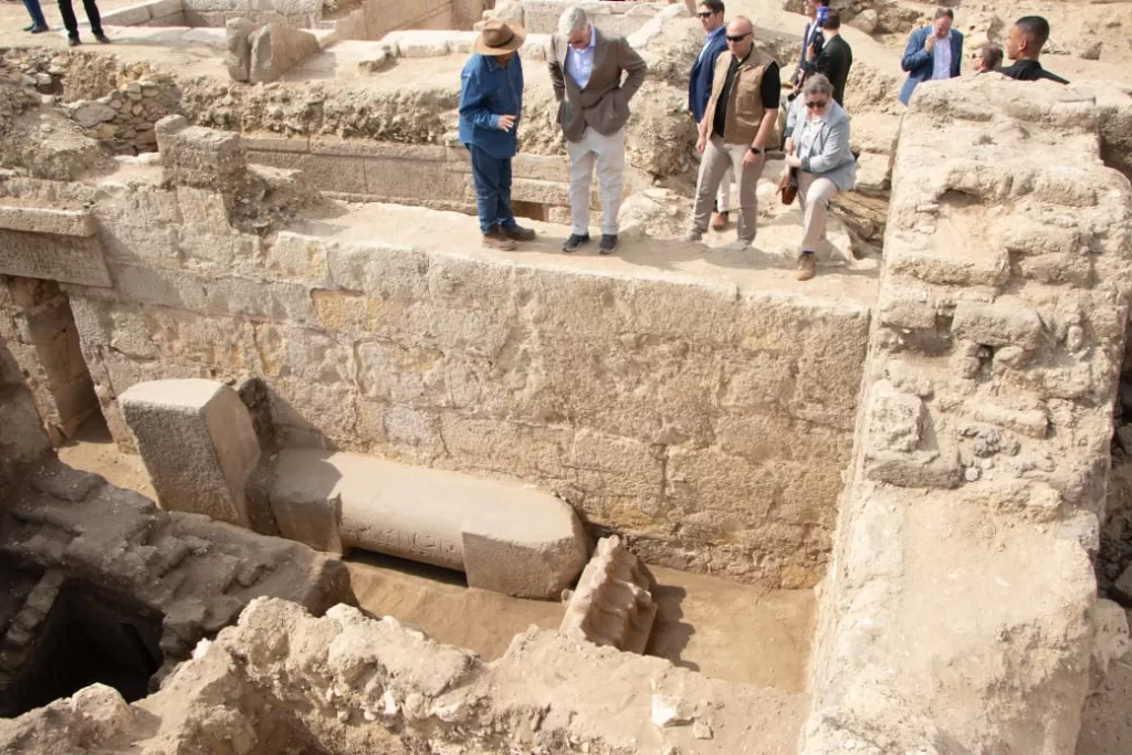 Король Бельгии Филипп совершает поездку по открытиям Саккары с Захи Хавассом 5 - Egypt Gazette