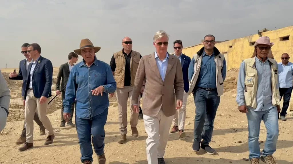 Король Бельгии Филипп совершает поездку по открытиям Саккары с Захи Хавассом 7 - Egypt Gazette