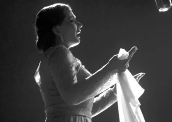 El-Set, shines visually, but the script misses the essence of Um Kalthoum