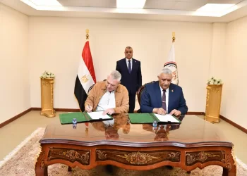 State min. witnesses signing of military manufacturing contract with foreign firm