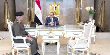 Sisi receives minister of defence, military production