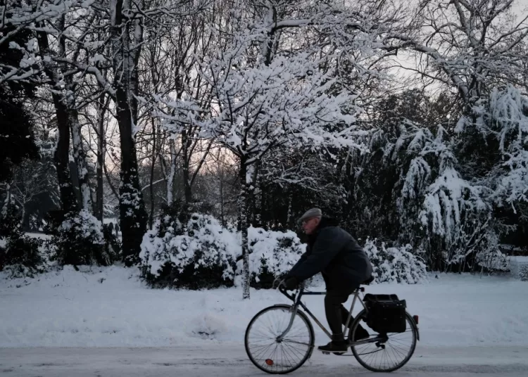 Europe frozen as snow, ice and sub-zero temperatures cause travel chaos and six deaths 2 - Egyptian Gazette Europe frozen as snow, ice and sub-zero temperatures cause travel chaos and six deaths 1 - Egyptian Gazette