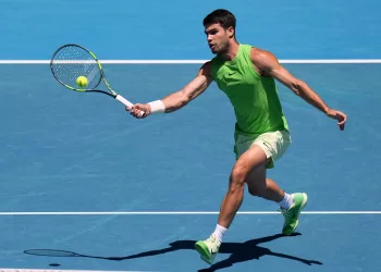 Alcaraz advances in Melbourne