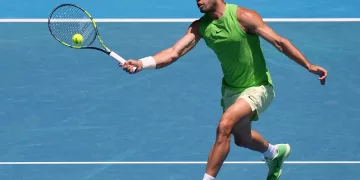 Alcaraz advances in Melbourne