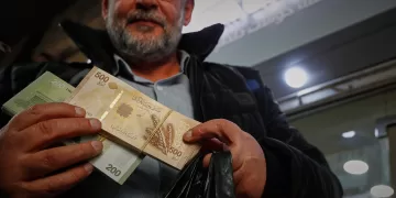 Syria begins circulating new post-Assad currency bills