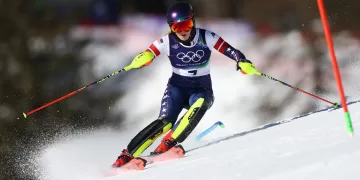 Shiffrin back to dominant best in Olympic slalom first run
