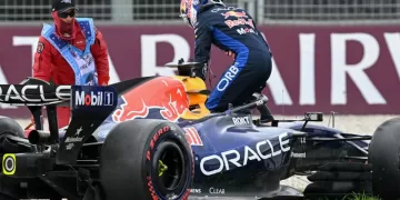 Verstappen baffled by crash in Australian GP