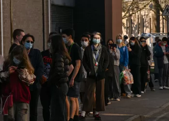 UK races to contain meningitis outbreak after 2 deaths