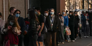 UK races to contain meningitis outbreak after 2 deaths