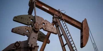 Oil rises as disruptions continue, Iran denies US talks 1 - Egyptian Gazette Oil rises as disruptions continue, Iran denies US talks