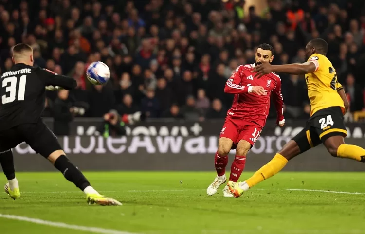 Mohamed Salah (C) help Liverpool to redemption over Wolves in FA Cup tie.