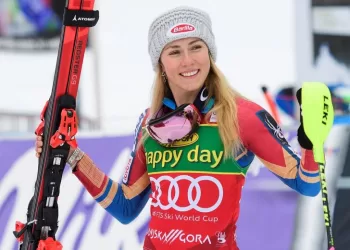 Shiffrin leads W. Cup slalom