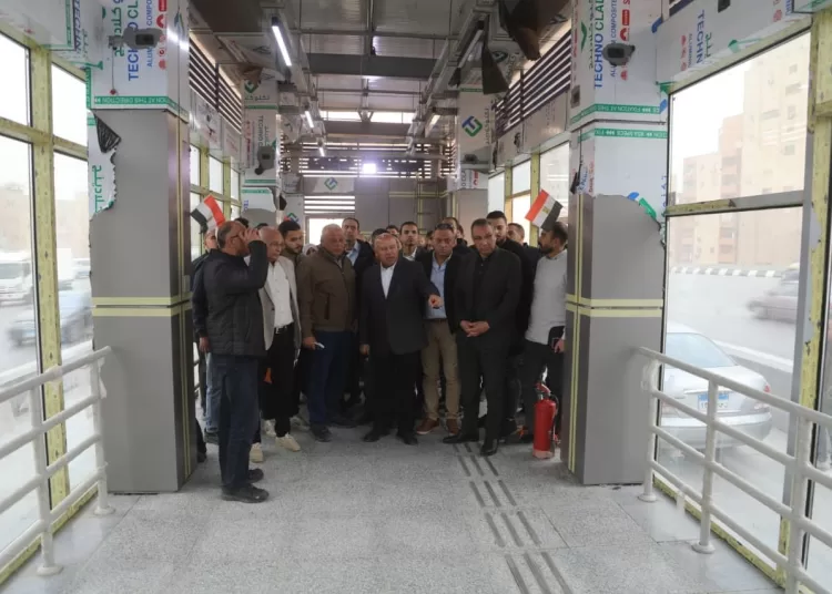 Minister of Transport Kamel el-Wazir during an inspection tour of the BRT route extending from Field Marshal Tantawi Station to Sun Capital Station, at the intersection of the Cairo Ring Road and Fayoum Road.