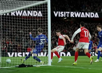 EPL: Arsenal strikes late, Chelsea beaten