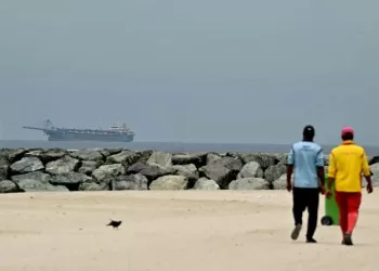 Sanctioned tankers defy US blockade in Strait of Hormuz