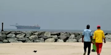 Sanctioned tankers defy US blockade in Strait of Hormuz