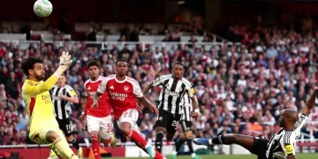 Arsenal reclaims EPL title race lead