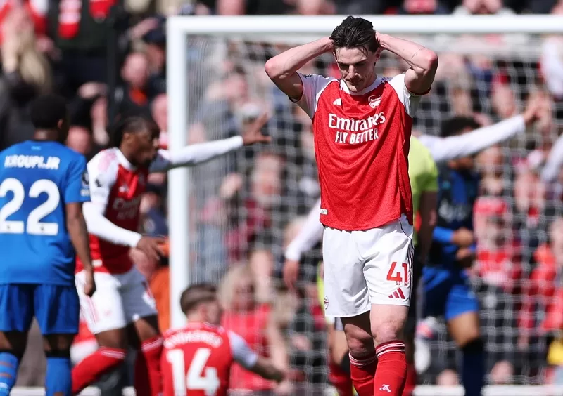 Arsenal defeat blows title race open 16 - Egyptian Gazette