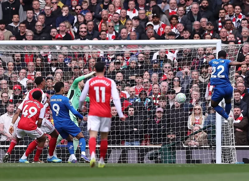 Arsenal defeat blows title race open 14 - Egyptian Gazette