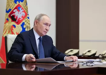 Putin declares Easter truce, urges Ukraine to follow