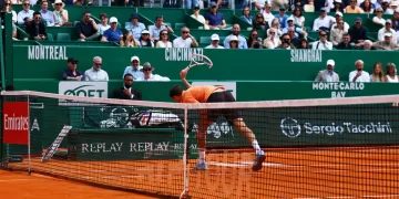 Medvedev smashes racket during 6-0 6-0 loss in Monte Carlo 1 - Egyptian Gazette Medvedev smashes racket during 6-0 6-0 loss in Monte Carlo