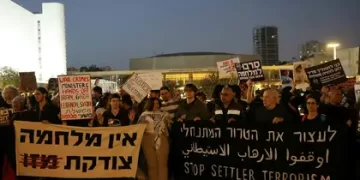 Police forcibly dispersed anti-war protest in Tel Aviv