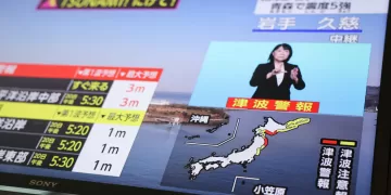 Major 7.5-magnitude quake hits off Japan, triggers tsunami warnings